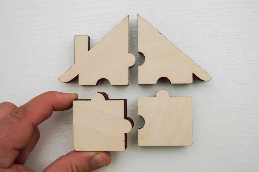 Holzhaus aus vier Teilen Puzzles